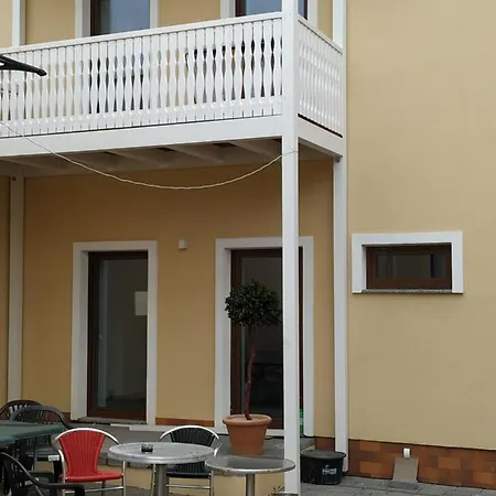 Mehrfamilien Haus *